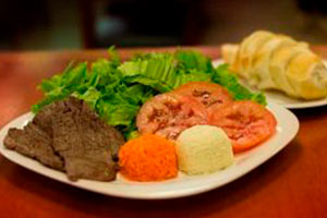 Salada com filé mignon